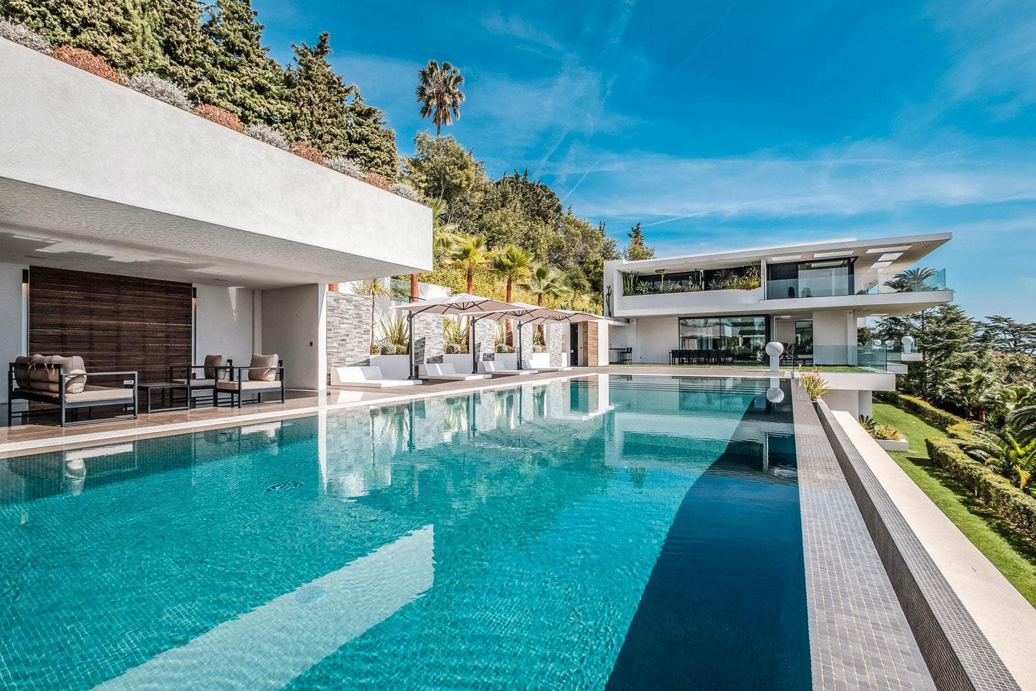 The Mediterranean Dream: 10 Stunning Luxury Villas in the Riviera and Greek Islands