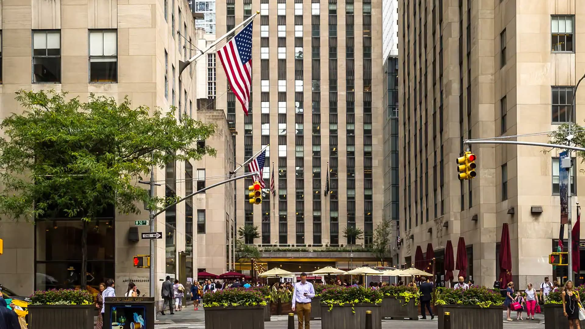 The 10 Best Shopping Malls In New York City - 24 March 2025 - 82