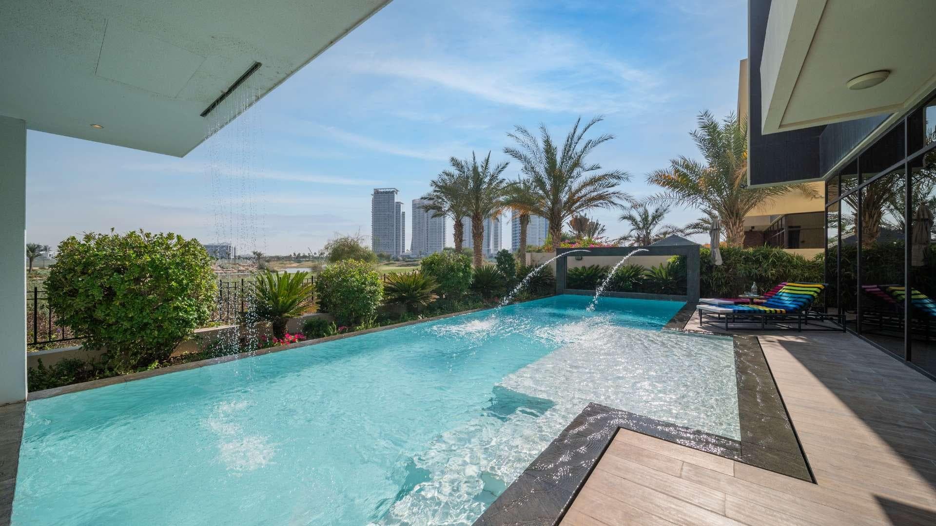 Backyard with Water Features Dubai