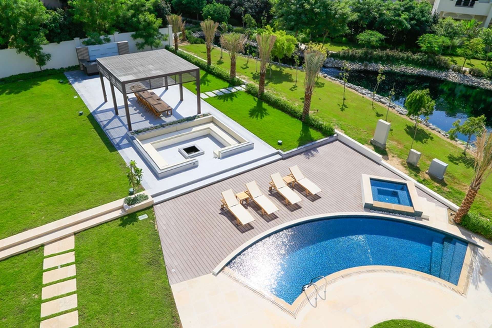 5 Best Homes with Outdoor Pools