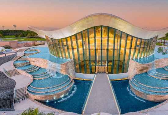 Deep Dive Dubai - Exploring the Deepest Pool in the World