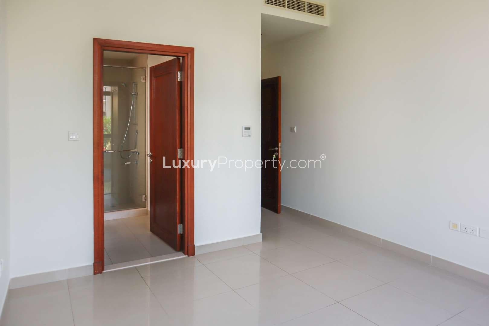  Bedroom  For    26f9bb11504cbe00.jpg