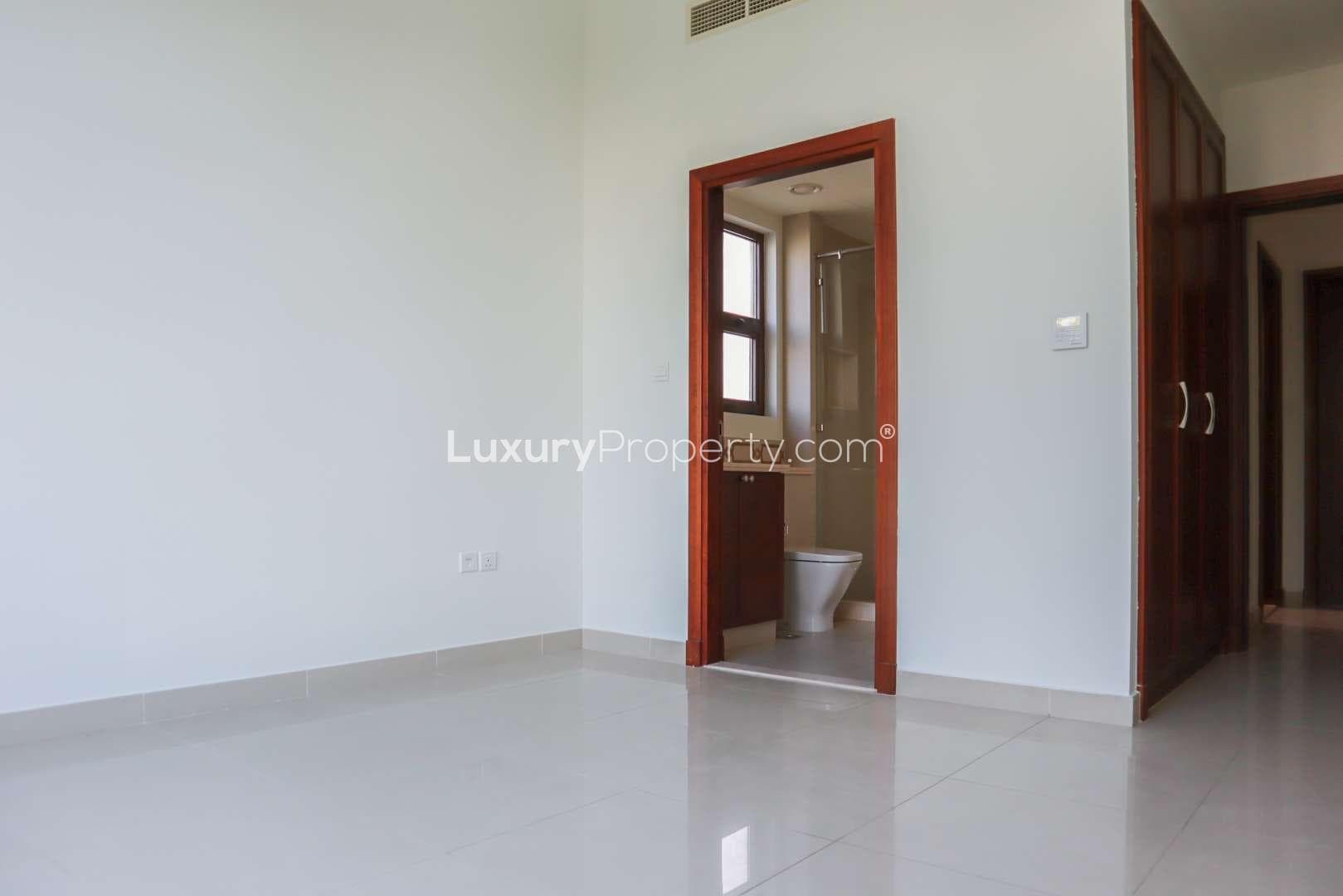  Bedroom  For    26f9bb1243fb9000.jpg