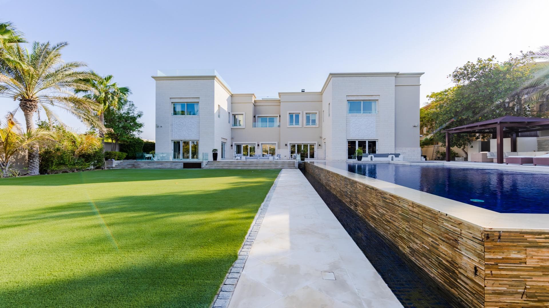 Architectural Marvels: A Tour of the Most Luxurious Homes in Emirates Hills - 6 January 2025 - 8
