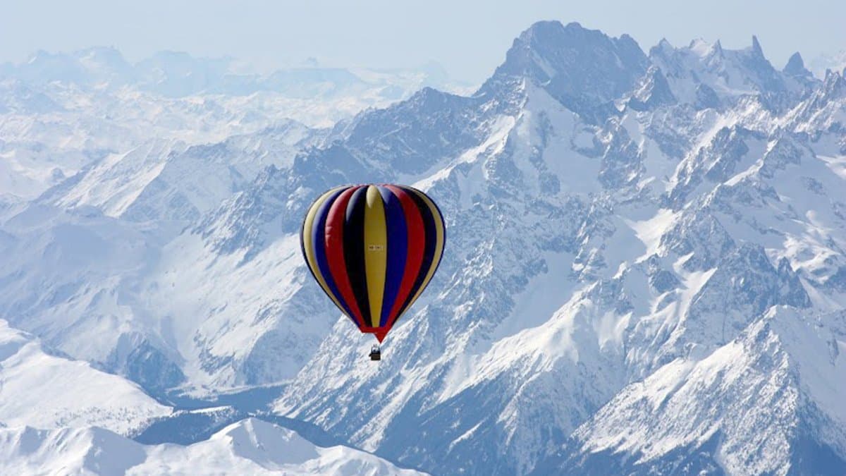 Hot_Air_Balloon_Over_Mount_Everest