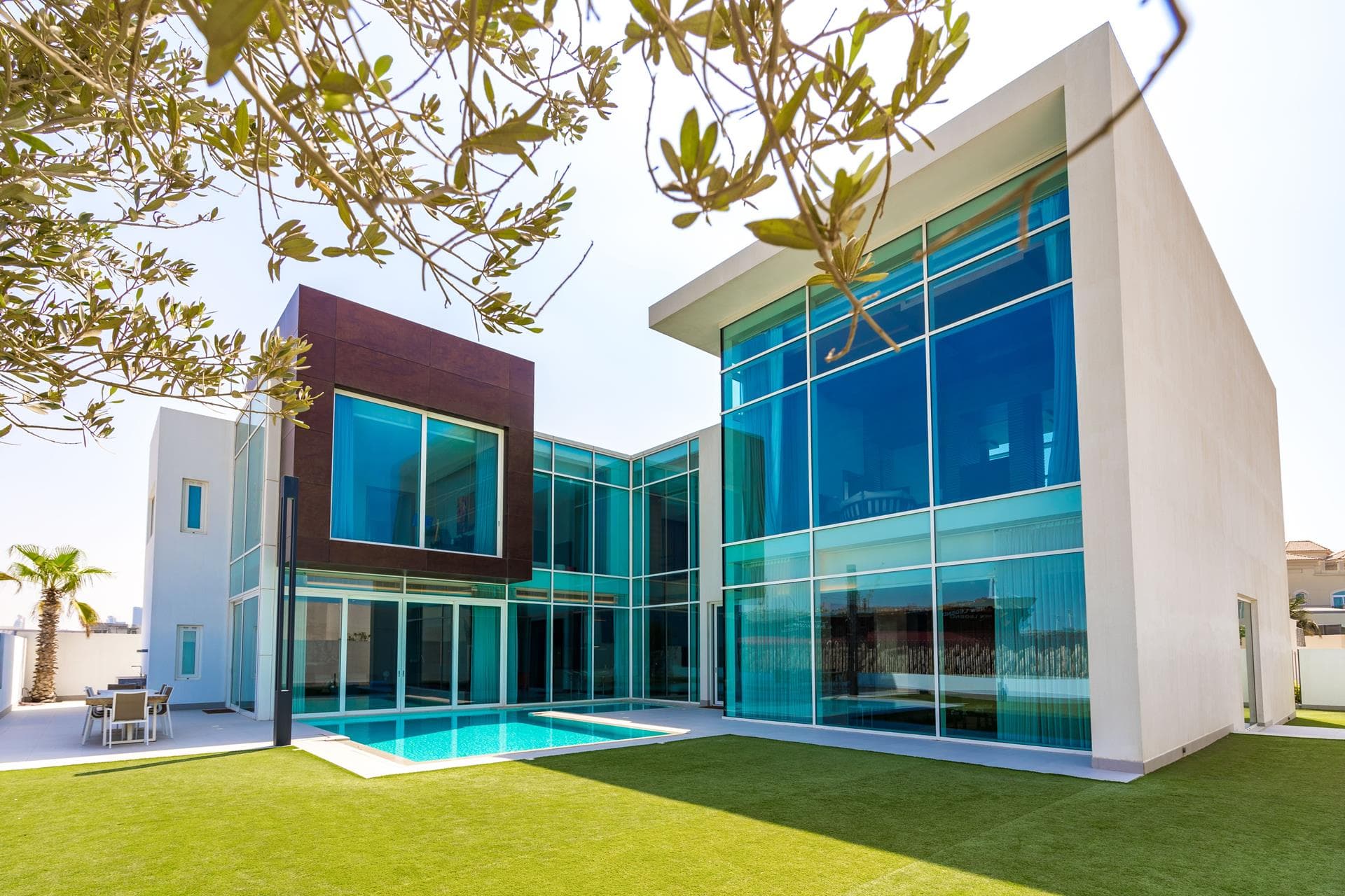 Exploring a Contemporary Villa on Pearl Jumeirah